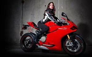 Девушка и мотоцикл широкие обои и HD обои