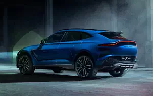 Aston Martin DBX707     