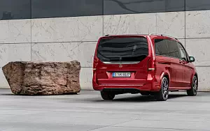 Mercedes-Benz V-class Designo Hyacinth Red Metallic     