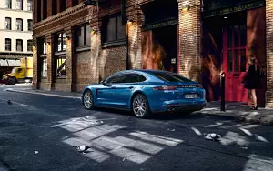 Porsche Panamera 4S     