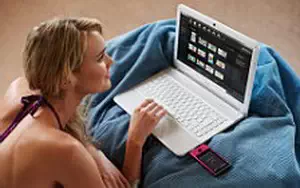 Девушка и ноутбук широкие обои и HD обои