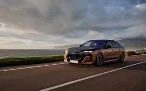 BMW i7 M70 xDrive (Two Tone Liquid Copper Sapphire Black)  