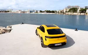 Porsche Macan Turbo (Speed Yellow)  