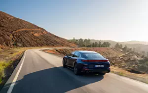 Porsche Panamera 4 (Gentian Blue Metallic)  